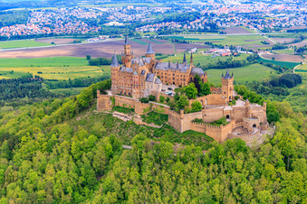 Château de Hohenzollern à le quartier Zimmern in Bisingen dans le département Bade-Wurtemberg, Allemagne depuis l'avion