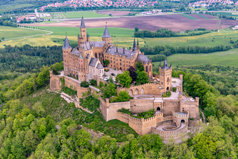 Château de Hohenzollern à le quartier Zimmern in Bisingen dans le département Bade-Wurtemberg, Allemagne vue du ciel