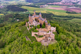 Enregistrement par drone de Château de Hohenzollern à le quartier Zimmern in Bisingen dans le département Bade-Wurtemberg, Allemagne
