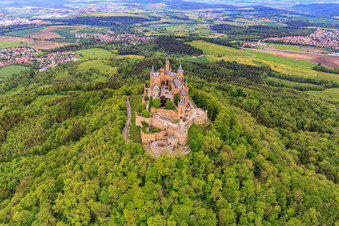Château de Hohenzollern à le quartier Zimmern in Bisingen dans le département Bade-Wurtemberg, Allemagne du point de vue du drone