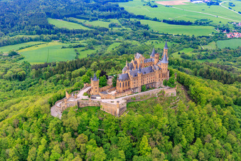 Château de Hohenzollern à le quartier Zimmern in Bisingen dans le département Bade-Wurtemberg, Allemagne vu d'un drone