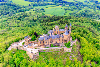 Vue aérienne de Château de Hohenzollern à le quartier Zimmern in Bisingen dans le département Bade-Wurtemberg, Allemagne