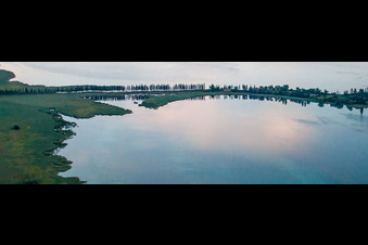 Vue aérienne de Passerelle vers l'île du lac Reichenau entre Untersee et Gnadensee sur le lac de Constance dans la lumière du soir à le quartier Lindenbühl in Reichenau dans le département Bade-Wurtemberg, Allemagne