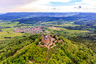 Vue oblique de Château de Hohenzollern à le quartier Zimmern in Bisingen dans le département Bade-Wurtemberg, Allemagne