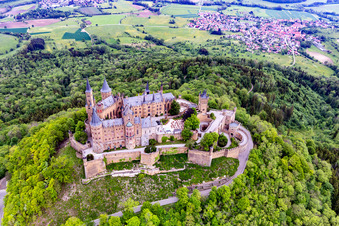 Château de Hohenzollern à le quartier Zimmern in Bisingen dans le département Bade-Wurtemberg, Allemagne d'en haut