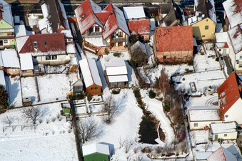 Vue aérienne de Gänsried sous la neige à Freckenfeld dans le département Rhénanie-Palatinat, Allemagne
