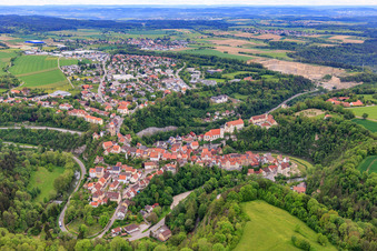 Vue aérienne de Vue de la ville avec les méandres de la rivière Eyach depuis l'est à Haigerloch dans le département Bade-Wurtemberg, Allemagne