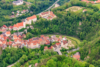 Vue aérienne de Château Haigerloch, église du château de la Sainte-Trinité et musée de la cave atomique Haigerloch au-dessus de l'Eyach à Haigerloch dans le département Bade-Wurtemberg, Allemagne