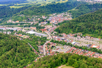 Vue aérienne de Pont sur la Rosenfelder Straße au-dessus de la voie ferrée à Oberndorf am Neckar dans le département Bade-Wurtemberg, Allemagne