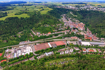 Vue aérienne de Zone industrielle dans la vallée du Neckar avec l'ancienne usine Mauser d'Oberndorf avec KRAUSE + MAUSER et la technologie CNC Sand à Oberndorf am Neckar dans le département Bade-Wurtemberg, Allemagne