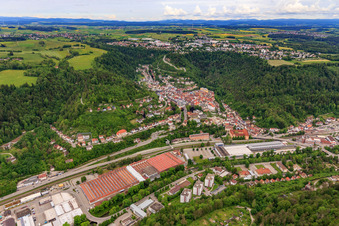 Vue aérienne de Zone industrielle dans la vallée du Neckar avec l'ancienne usine Mauser d'Oberndorf avec KRAUSE + MAUSER et la technologie CNC Sand à Oberndorf am Neckar dans le département Bade-Wurtemberg, Allemagne