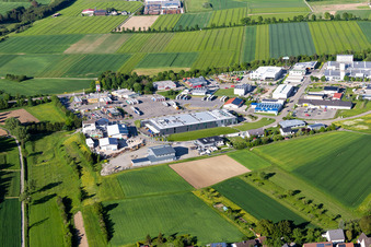 Vue aérienne de Aire de repos pour camions sur l'A81 à Vöhringen dans le département Bade-Wurtemberg, Allemagne