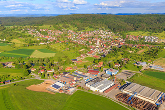 Vue aérienne de Vue de la ville depuis le nord-est, y compris Sülzle Nutzeisen GmbH à le quartier Bergfelden in Sulz am Neckar dans le département Bade-Wurtemberg, Allemagne