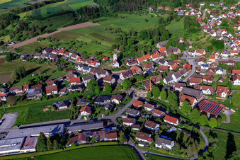 Vue aérienne de Centre du village avec l'église Saint-Michel à le quartier Renfrizhausen in Sulz am Neckar dans le département Bade-Wurtemberg, Allemagne