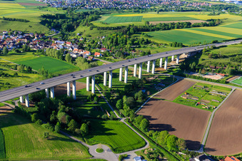 Vue aérienne de A81 Pont de Mühlbachtal à le quartier Renfrizhausen in Sulz am Neckar dans le département Bade-Wurtemberg, Allemagne
