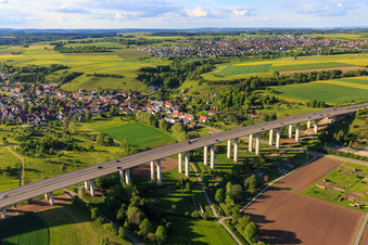 Vue aérienne de A81 Pont de Mühlbachtal à le quartier Renfrizhausen in Sulz am Neckar dans le département Bade-Wurtemberg, Allemagne