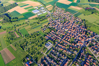 Vue aérienne de Vue du village depuis le nord-ouest à le quartier Seebronn in Rottenburg am Neckar dans le département Bade-Wurtemberg, Allemagne