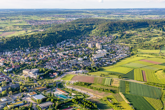 Vue aérienne de Centre du village composé de rues et de maisons et de zones résidentielles entourées de forêts et de bois à Herrenberg dans le département Bade-Wurtemberg, Allemagne