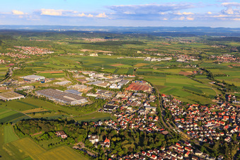 Vue aérienne de Zone industrielle vue de l'ouest à le quartier Gültstein in Herrenberg dans le département Bade-Wurtemberg, Allemagne