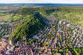 Vue aérienne de Centre du village composé de rues et de maisons et de quartiers résidentiels entourés de forêts et de bois au pied du Schloßberg à Herrenberg dans le département Bade-Wurtemberg, Allemagne