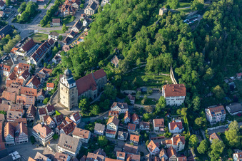 Vue aérienne de Collégiale de la vieille ville et tour poudrière du Schlossberg à Herrenberg dans le département Bade-Wurtemberg, Allemagne