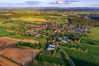 Vue aérienne de Vue du village depuis le nord-ouest à le quartier Betra in Horb am Neckar dans le département Bade-Wurtemberg, Allemagne
