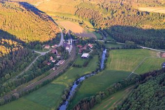 Vue aérienne de Vallée de Glatt avec la chapelle Saint-Ulrich et la ligne de chemin de fer à le quartier Betra in Horb am Neckar dans le département Bade-Wurtemberg, Allemagne