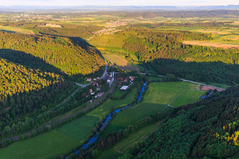 Vue aérienne de Quartier de Neckarhausen avec la maison du garde forestier et la chapelle Saint-Ulrich à le quartier Betra in Horb am Neckar dans le département Bade-Wurtemberg, Allemagne