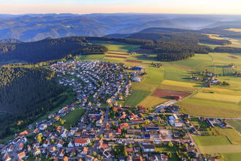 Vue aérienne de Zollhausstr à le quartier Vorderaichhalden in Aichhalden dans le département Bade-Wurtemberg, Allemagne