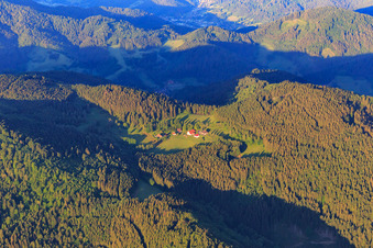 Vue aérienne de Schwarzwaldhof dans le district de Horben à Wolfach dans le département Bade-Wurtemberg, Allemagne