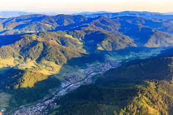Vue aérienne de Du nord-est à Hausach dans le département Bade-Wurtemberg, Allemagne