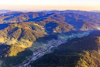 Vue aérienne de Du nord-est à Hausach dans le département Bade-Wurtemberg, Allemagne