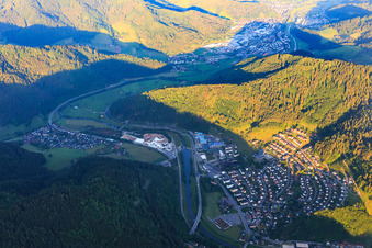 Vue aérienne de Vue de la ville dans la vallée de Kinzig depuis le nord-est à Wolfach dans le département Bade-Wurtemberg, Allemagne