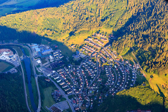 Vue aérienne de Vue de la ville dans la vallée de Kinzig depuis le nord-est à Wolfach dans le département Bade-Wurtemberg, Allemagne