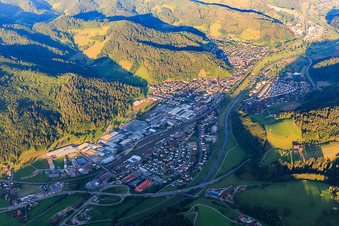 Vue aérienne de Vue de la ville dans la vallée de Kinzig depuis l'est à Hausach dans le département Bade-Wurtemberg, Allemagne