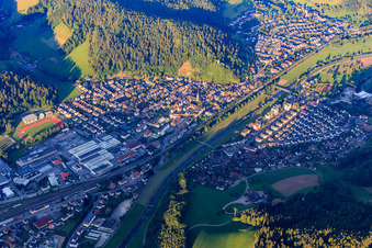 Vue aérienne de Aperçu des lieux de la vallée de Kinzig depuis l'est à Hausach dans le département Bade-Wurtemberg, Allemagne