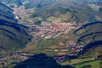 Vue aérienne de Le paysage de la vallée de la Kinzig entouré des montagnes de la Forêt-Noire à Haslach im Kinzigtal dans le département Bade-Wurtemberg, Allemagne