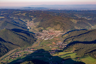 Vue aérienne de Le paysage de la vallée de la Kinzig entouré des montagnes de la Forêt-Noire à Haslach im Kinzigtal dans le département Bade-Wurtemberg, Allemagne