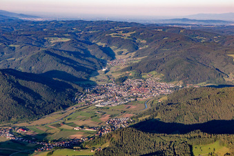 Photographie aérienne de Le paysage de la vallée de la Kinzig entouré des montagnes de la Forêt-Noire à Haslach im Kinzigtal dans le département Bade-Wurtemberg, Allemagne