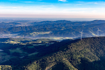 Vue aérienne de Éoliennes en Forêt-Noire à Zell am Harmersbach dans le département Bade-Wurtemberg, Allemagne