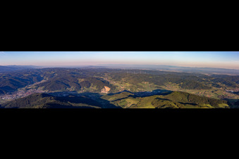 Vue aérienne de Panorama - Perspective du paysage de la vallée de la Kinzig entouré des montagnes de la Forêt-Noire à Steinach dans le département Bade-Wurtemberg, Allemagne