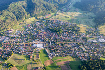 Vue aérienne de Le paysage de la vallée de la Kinzig, entouré des montagnes de la Forêt-Noire à Zell am Harmersbach dans le département Bade-Wurtemberg, Allemagne