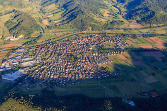 Vue aérienne de Aperçu des lieux de la vallée de Kinzig depuis l'est à Biberach dans le département Bade-Wurtemberg, Allemagne