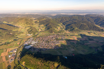 Vue aérienne de Le paysage de la vallée de la Kinzig, entouré des montagnes de la Forêt-Noire à le quartier Eisensprung in Biberach dans le département Bade-Wurtemberg, Allemagne