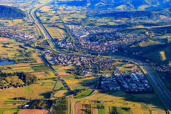 Vue aérienne de Aperçu des emplacements et du tracé de la B33 dans la vallée de Kinzig depuis le sud-est à Gengenbach dans le département Bade-Wurtemberg, Allemagne