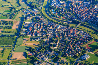 Vue aérienne de Vue de la vallée de Kinzig depuis le sud, y compris le Kinzig Valley Hall à le quartier Einach in Gengenbach dans le département Bade-Wurtemberg, Allemagne