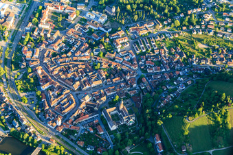 Vue aérienne de La vieille ville de Gengenbach vue du sud-est, avec l'église Sainte-Marie. à Gengenbach dans le département Bade-Wurtemberg, Allemagne