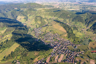 Vue aérienne de Le paysage de la vallée entouré de montagnes à Berghaupten dans le département Bade-Wurtemberg, Allemagne
