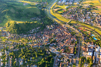 Vue aérienne de La vieille ville de Gengenbach vue de l'ouest, avec l'église Sainte-Marie. à Gengenbach dans le département Bade-Wurtemberg, Allemagne