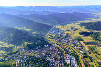 Vue aérienne de Cours de la rivière Kinzig vers le sud-est à le quartier Einach in Gengenbach dans le département Bade-Wurtemberg, Allemagne